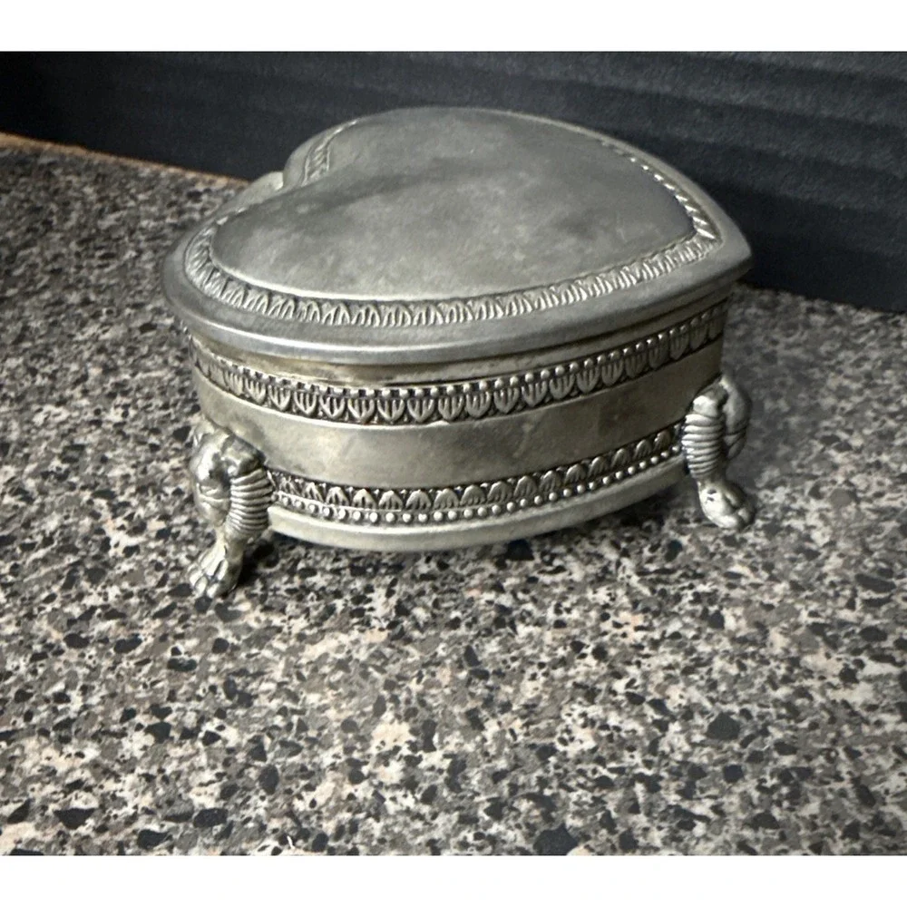 Vintage Victorian-Style Heart Jewelry Box Silver-Tone‎ Lion Head Feet 4